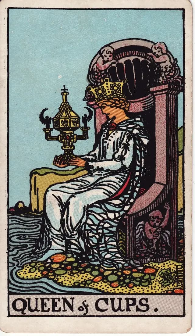 ภาพไพ่ Queen of Cups (ราชินีถ้วย) จากสำรับ Rider–Waite–Smith