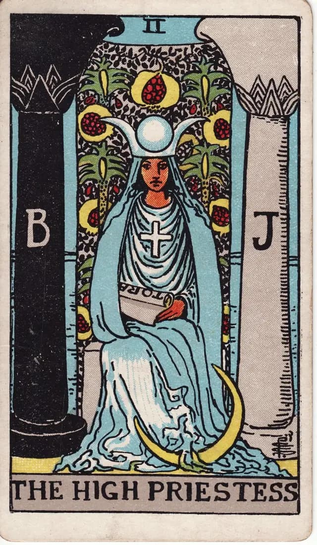 ภาพไพ่ The High Priestess (นักบวชหญิง) จากสำรับ Rider–Waite–Smith